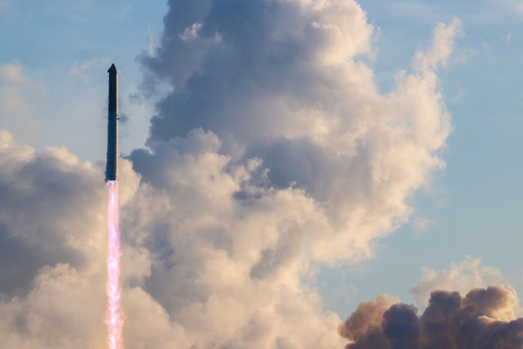 El vuelo estaba previsto para unas diez horas y seis vueltas alrededor de la Tierra, pero un problema en uno de los motores llevó a SpaceX a acortar la prueba. La nave completó dos órbitas. Foto: ANDINA/AFP.