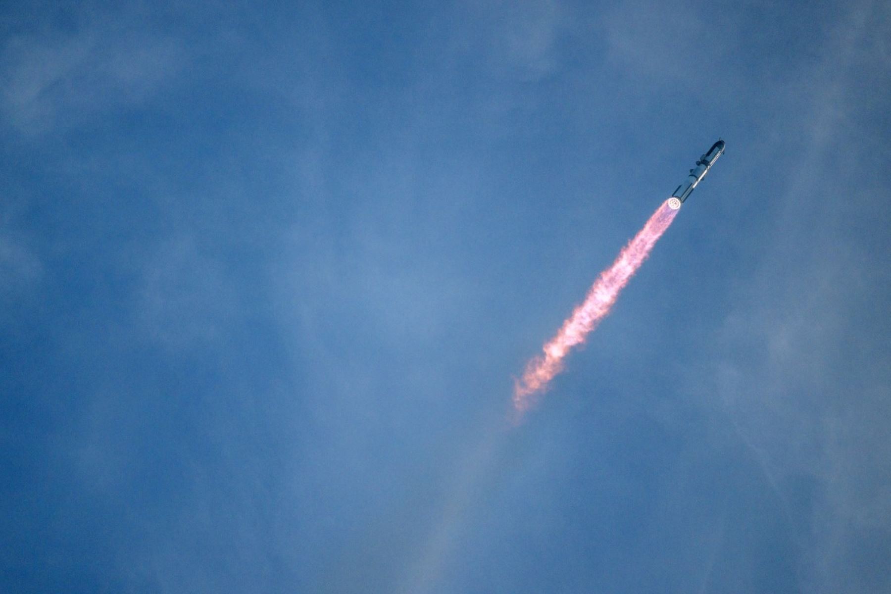 Unos 25 minutos después del despegue, el Starship comenzó a orbitar la Tierra y desplegó 26 satélites Starlink de nueva generación, que se incorporarán a la constelación de internet satelital de SpaceX. Foto: ANDINA/AFP.