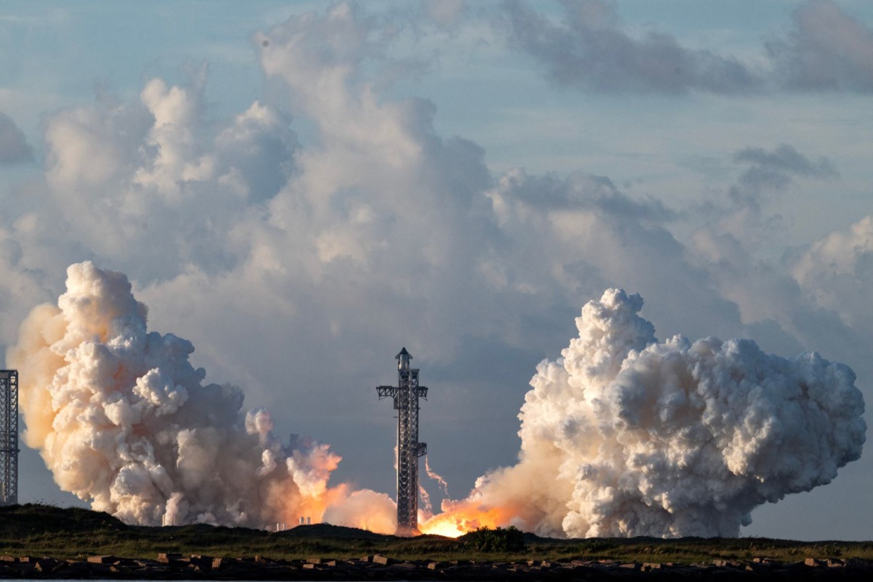 El Starship despegó desde Texas en su decimocuarto vuelo de prueba, el primero en el que SpaceX intentó alcanzar la órbita terrestre tras unos diez años de desarrollo y tres años de ensayos. Foto: ANDINA/AFP.