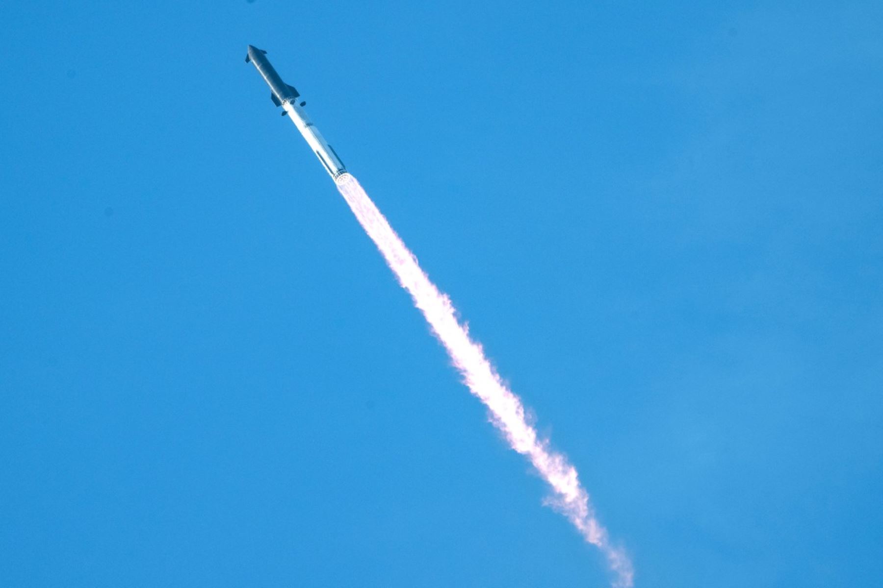Durante el ascenso, uno de los motores de la nave se detuvo prematuramente. Tras un análisis técnico y un breve cambio de rumbo, SpaceX decidió continuar con la prueba hasta alcanzar la órbita terrestre. Foto: ANDINA/AFP.