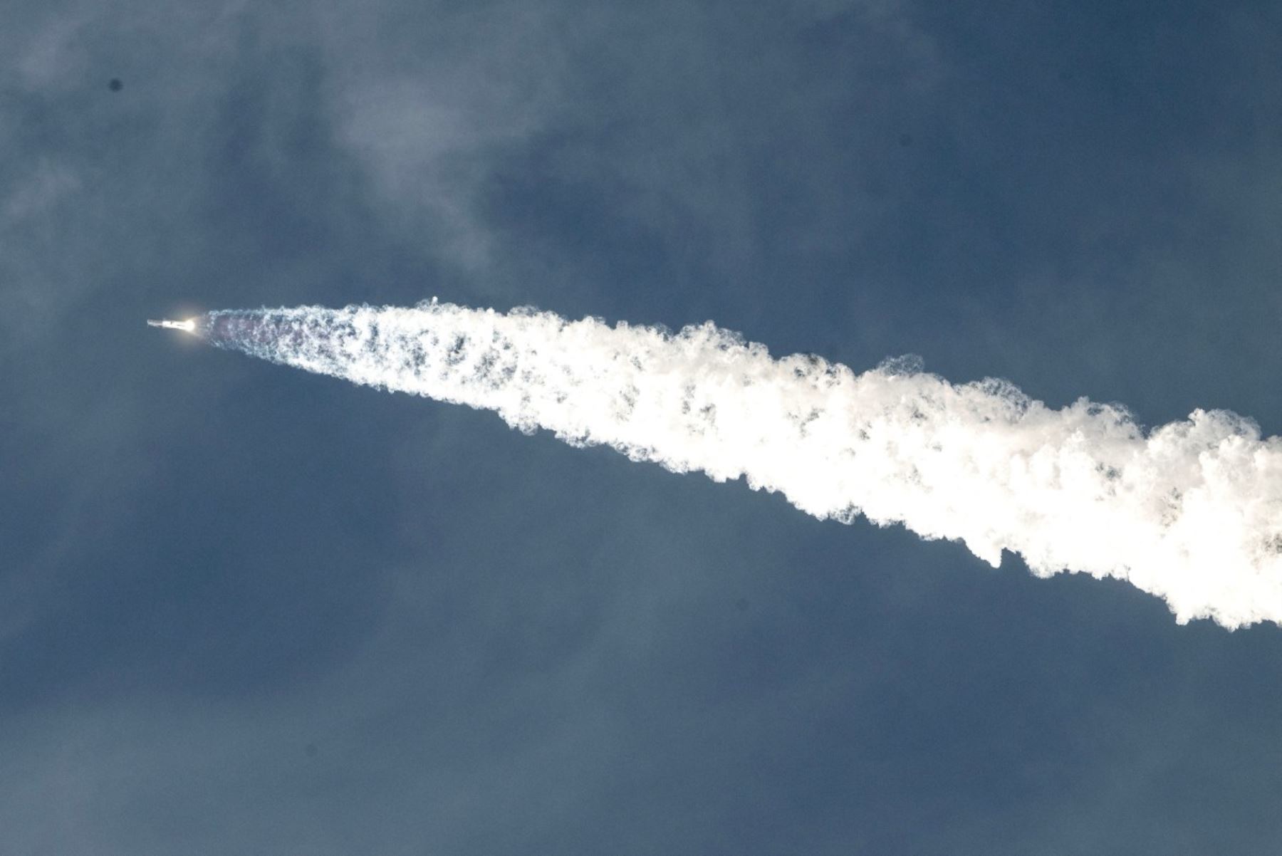 El megacohete Starship, de la empresa SpaceX de Elon Musk, alcanzó por primera vez la órbita terrestre durante su decimocuarto vuelo de prueba. La nave despegó desde Texas, desplegó 26 satélites Starlink y completó dos órbitas antes de descender de manera controlada y amerizar en el océano Pacífico, un hito en el desarrollo del vehículo diseñado para futuras misiones a la Luna y Marte. Foto: ANDINA/AFP.