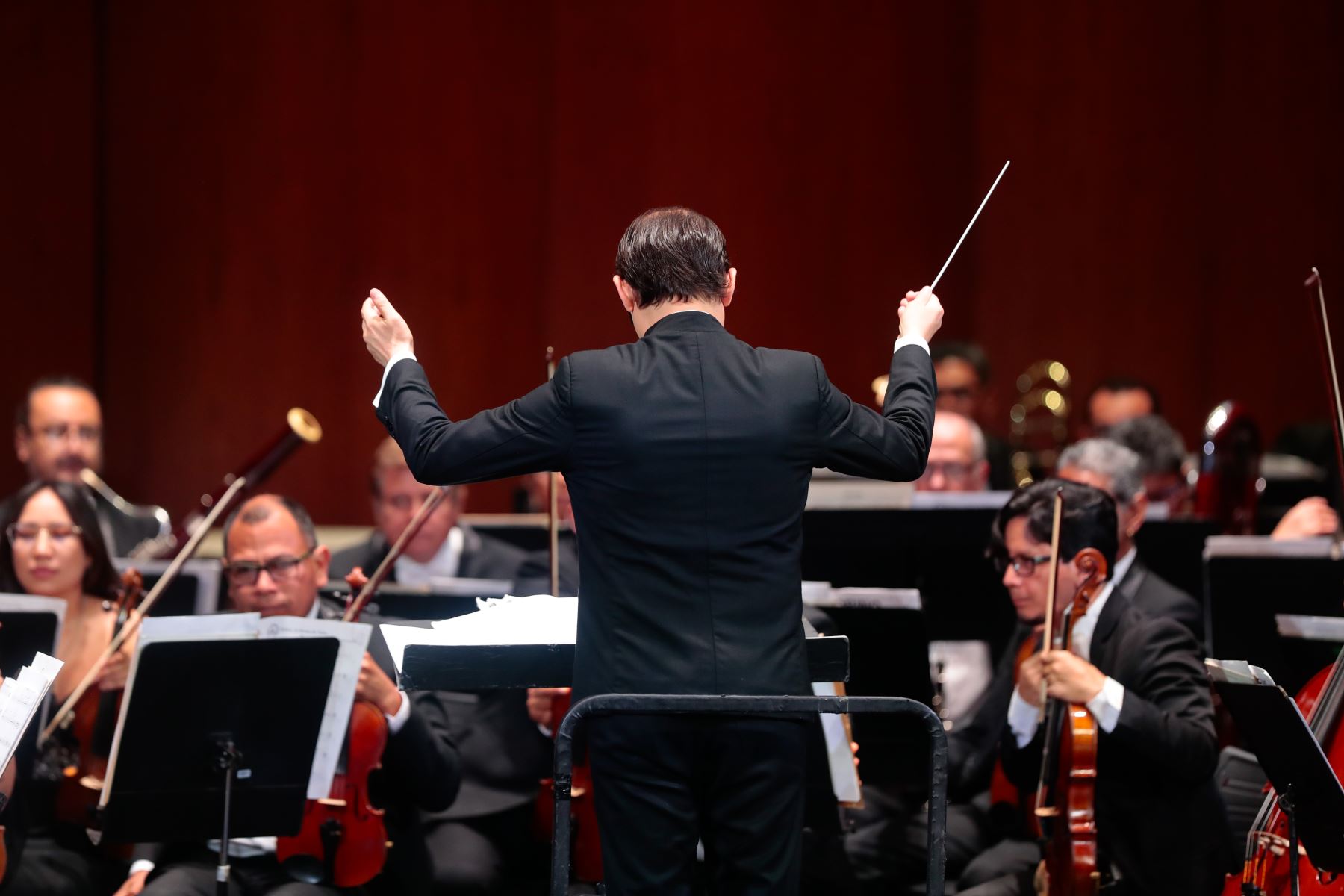 El maestro Fernando Valcárcel dirigió a la Orquesta Sinfónica Nacional durante el concierto que rindió homenaje a los 205 años de la primera interpretación del Himno Nacional del Perú. Foto: ANDINA/Daniel Bracamonte.