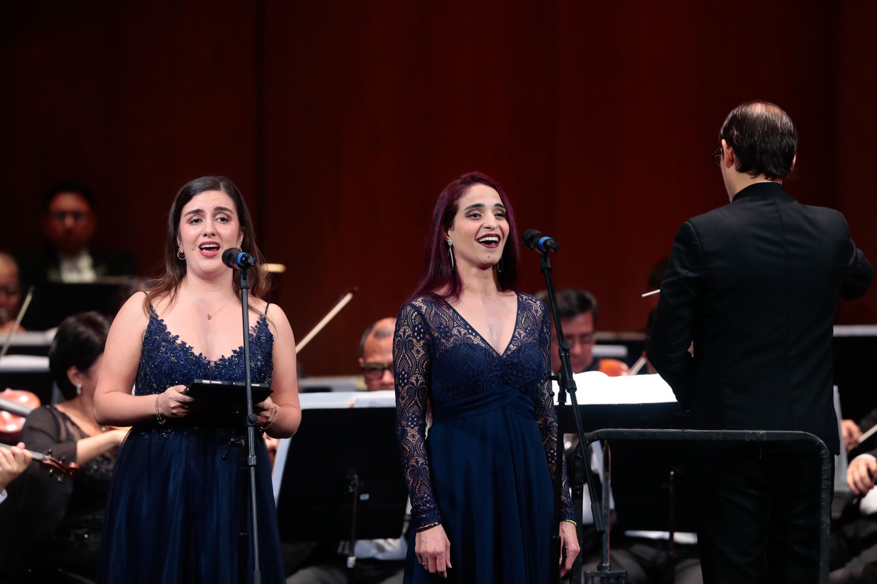 Las sopranos Josefina Brivio y Ximena Agurto se sumaron a la velada musical que recordó la primera interpretación pública del Himno Nacional, realizada en 1821. Foto: ANDINA/Daniel Bracamonte.