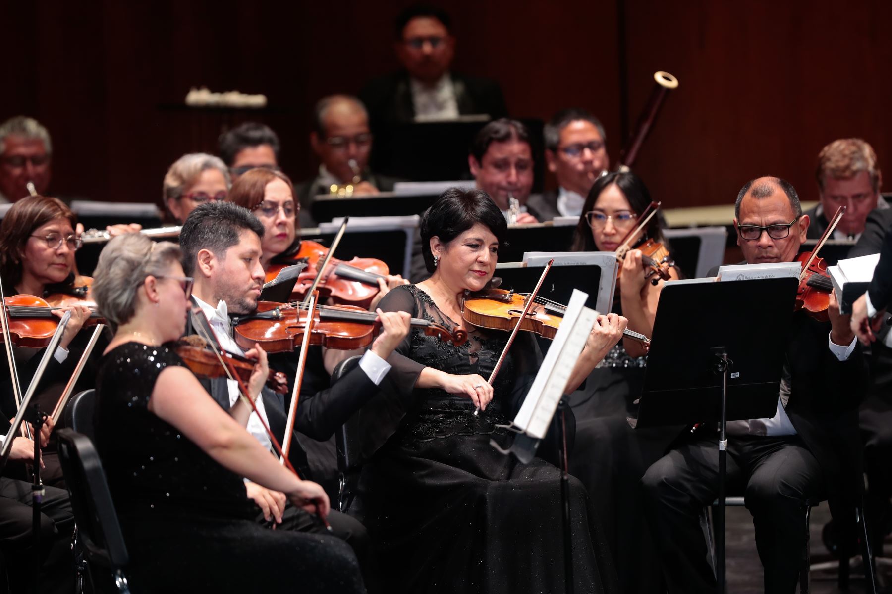 La Orquesta Sinfónica Nacional interpretó un repertorio de música peruana durante la gala realizada en el Teatro Principal Manuel A. Segura por los 205 años de la primera interpretación del Himno Nacional. Foto: ANDINA/Daniel Bracamonte.