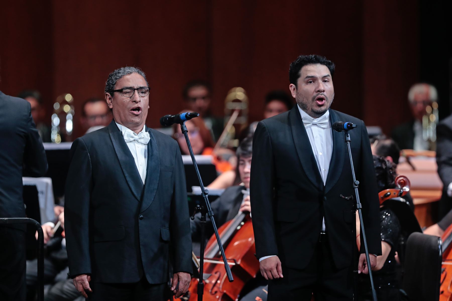 Los cantantes de ópera Iván Ayón-Rivas y Xavier Fernández participaron en la gala conmemorativa dedicada al Himno Nacional del Perú. Foto: ANDINA/Daniel Bracamonte.