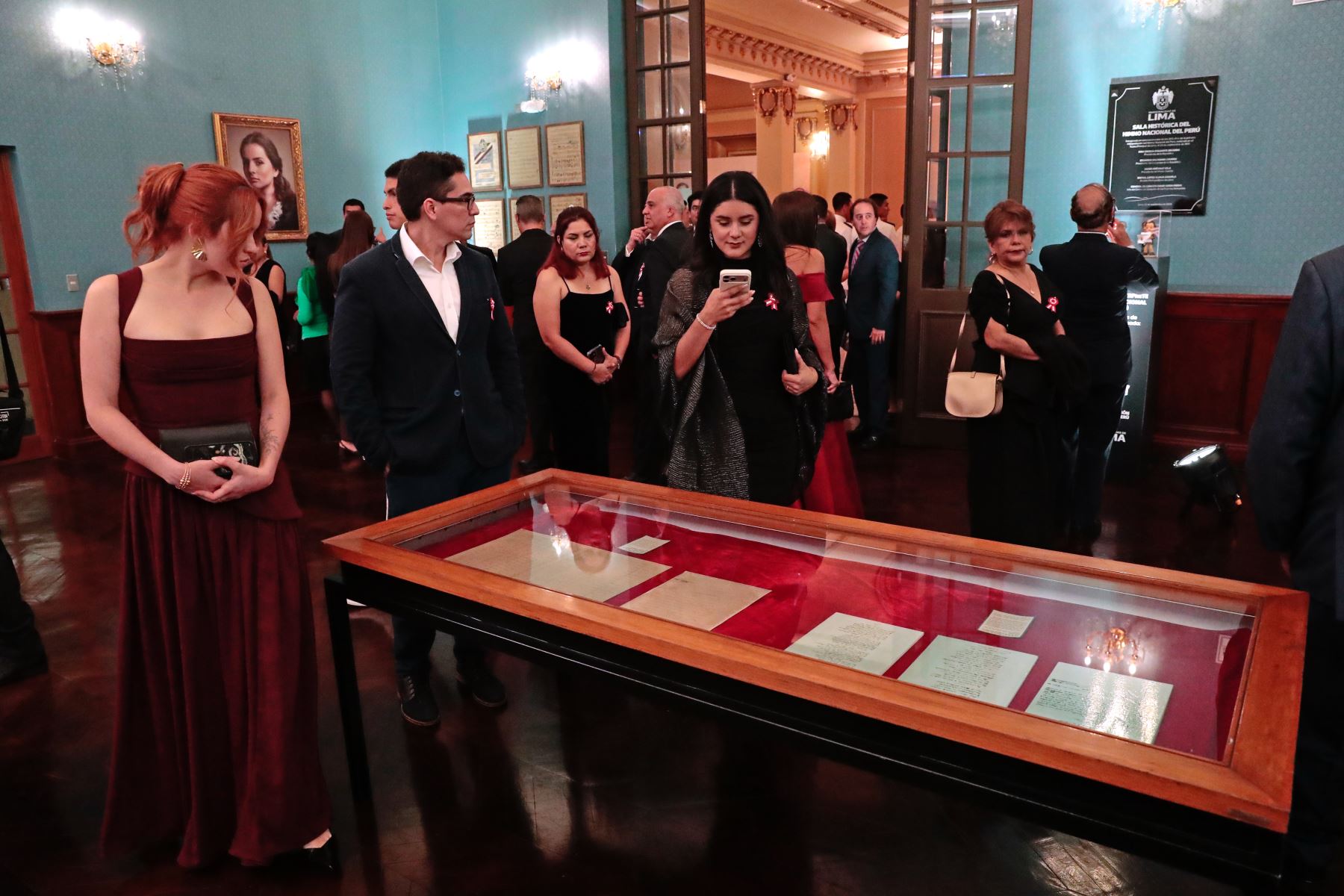 Descendientes del compositor José Bernardo Alzedo asistieron a la gala que conmemoró los 205 años de la primera interpretación del Himno Nacional del Perú. Foto: ANDINA/Daniel Bracamonte.