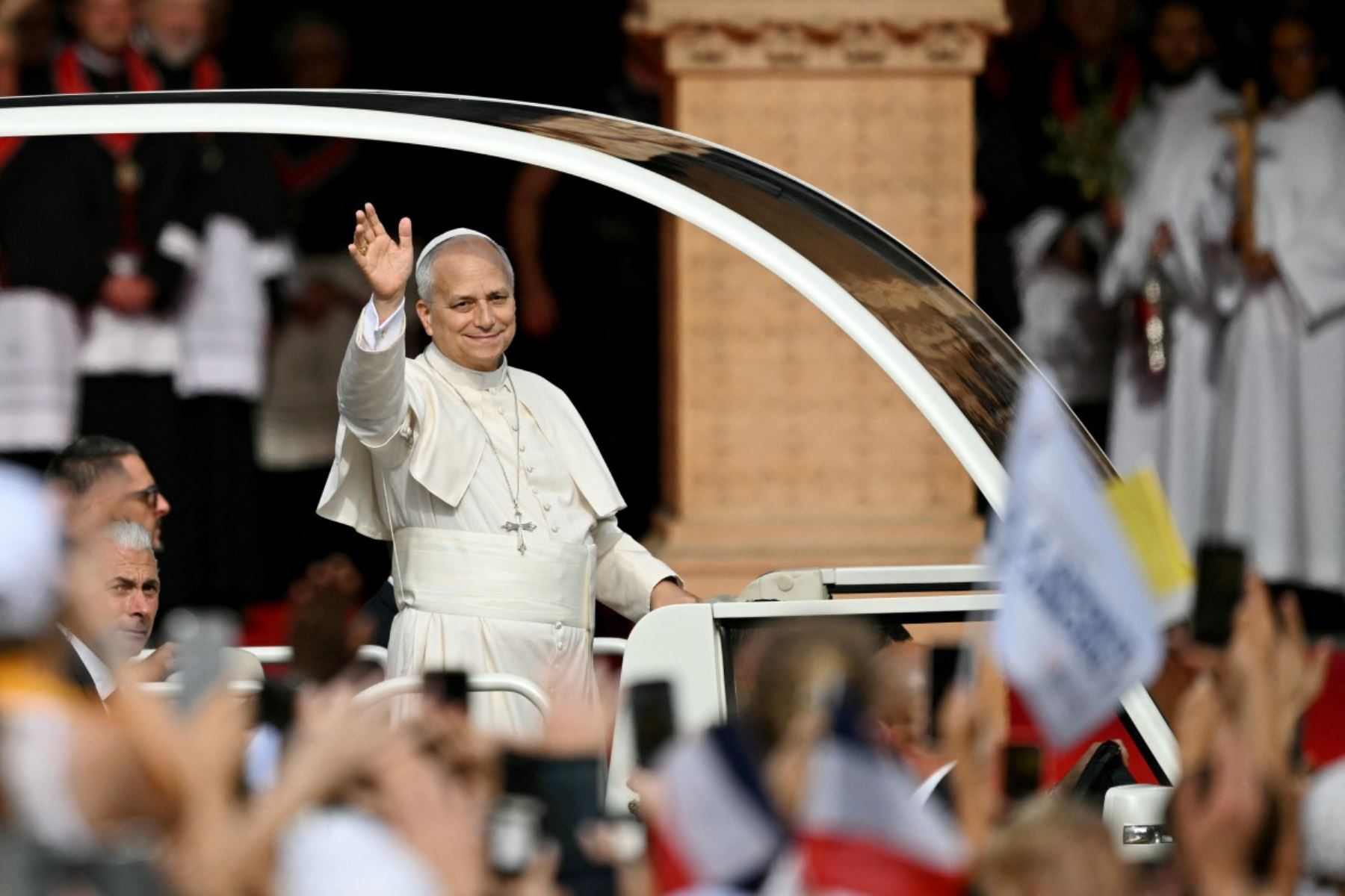 El papa León XIV mantiene su agenda del lunes a la espera de su operación