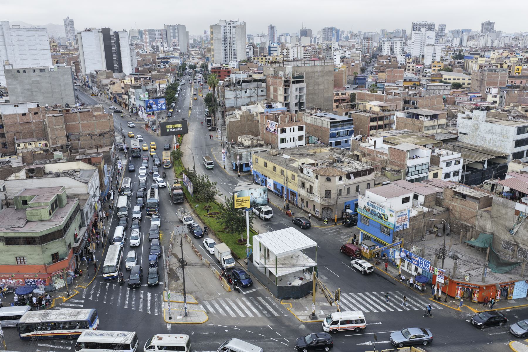 Los buses de transporte público retomaron su recorrido habitual por la avenida Arica y ya no tendrán que desviarse hacia los carriles del sentido contrario. Foto: ANDINA/Jhonel Rodríguez.