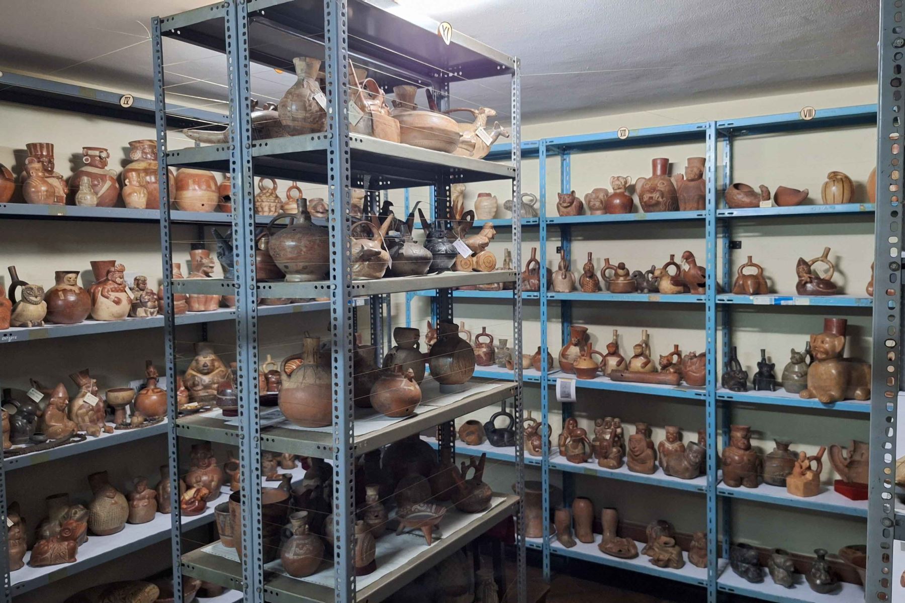 Las colecciones del museo incluyen piezas procedentes de antiguos proyectos de investigación y de donaciones de coleccionistas que confiaron al recinto la conservación de estos bienes. Foto: ANDINA/Luis Puell.
