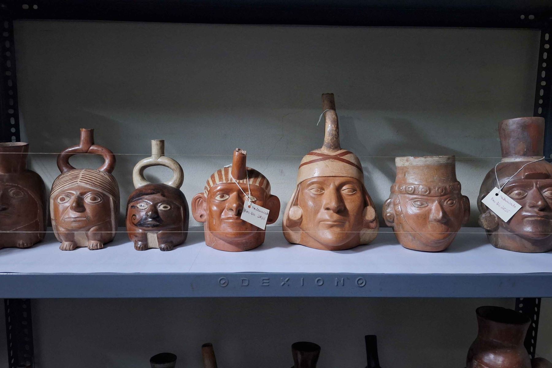 El proyecto intervendrá piezas arqueológicas de diversas características, entre ellas vasijas de cerámica, textiles, líticos y metales que forman parte de las colecciones del museo. Foto: ANDINA/Luis Puell.
