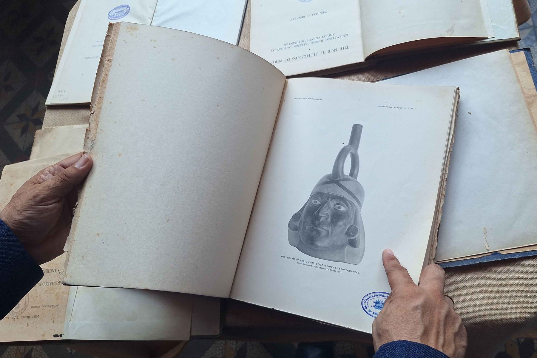 Entre el acervo documental se encuentran textos, dibujos y fotografías vinculados con las primeras investigaciones y hallazgos arqueológicos realizados en esta parte del país. Foto: ANDINA/Luis Puell.