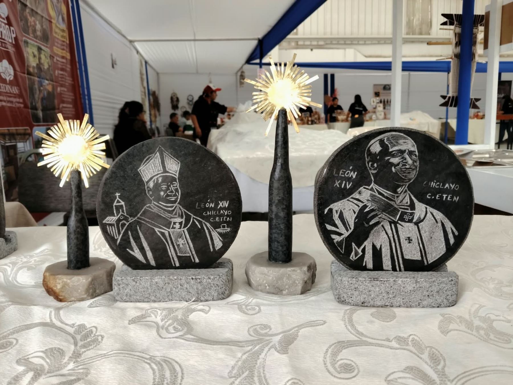 Artesano de Ciudad Eten talla en piedra reciclada originales retratos del papa León XIV