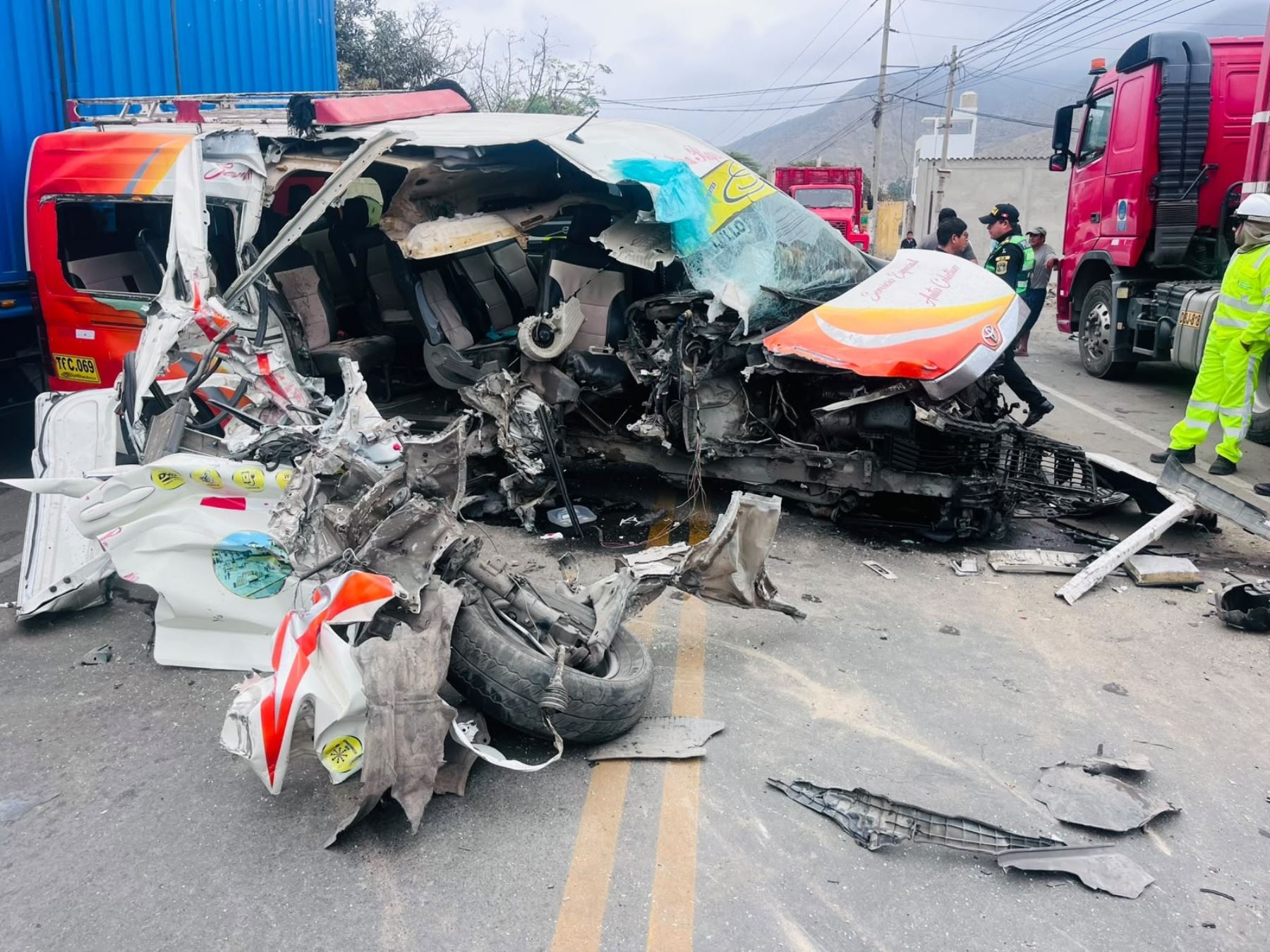 Trujillo: choque entre combi y tráiler deja seis personas heridas en distrito de Laredo