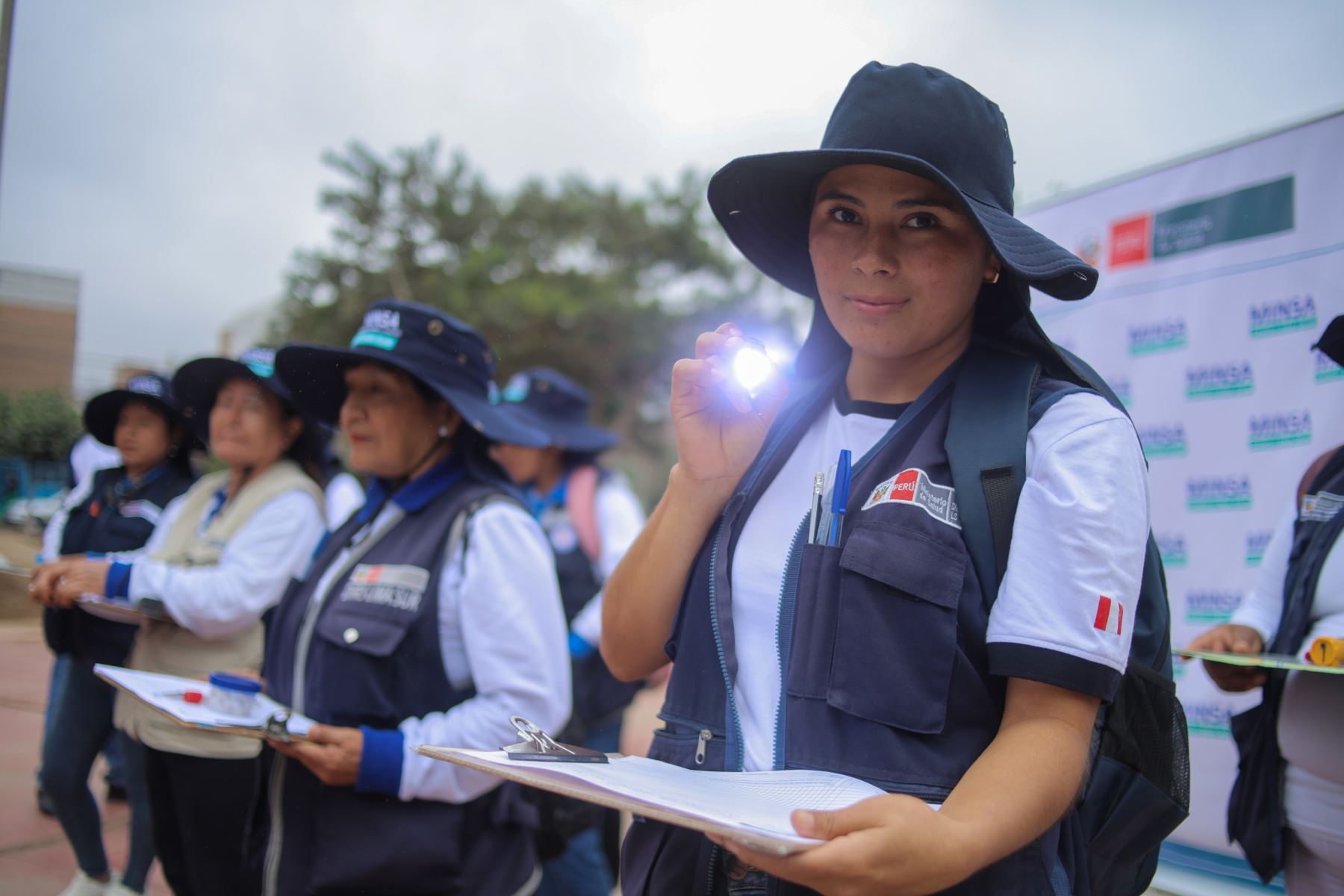 Como parte de la campaña “El Dengue mata, cuida a tu familia”, más de 75 inspectores sanitarios de la Diris Lima Sur del Ministerio de Salud recorrieron viviendas de zonas consideradas de riesgo para identificar y eliminar posibles criaderos del mosquito transmisor del dengue. Foto: ANDINA/Difusión