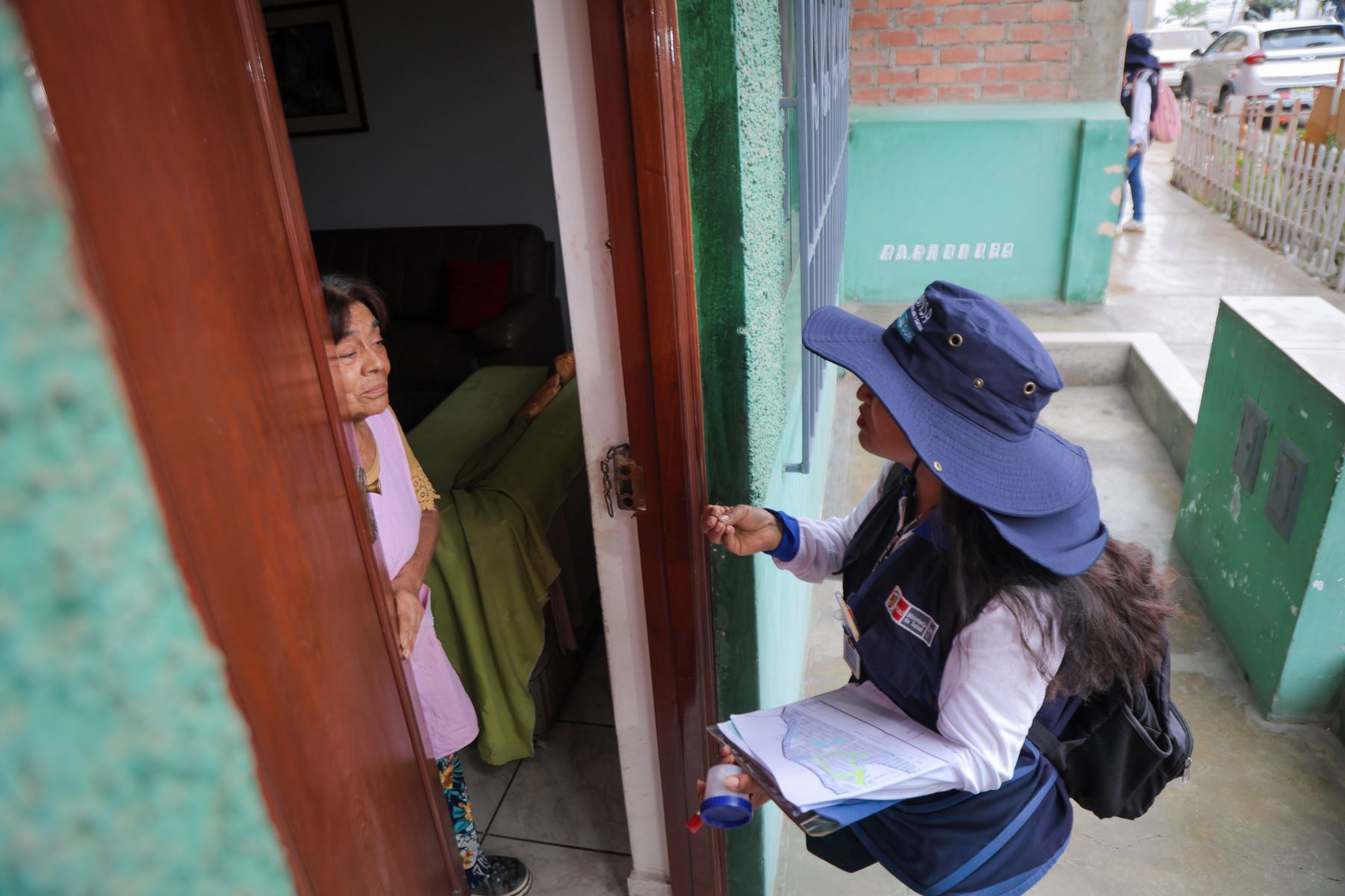 La intervención se realizó casa por casa y permitió conocer de cerca cómo se previene y combate la propagación de esta enfermedad Foto: ANDINA/Difusión