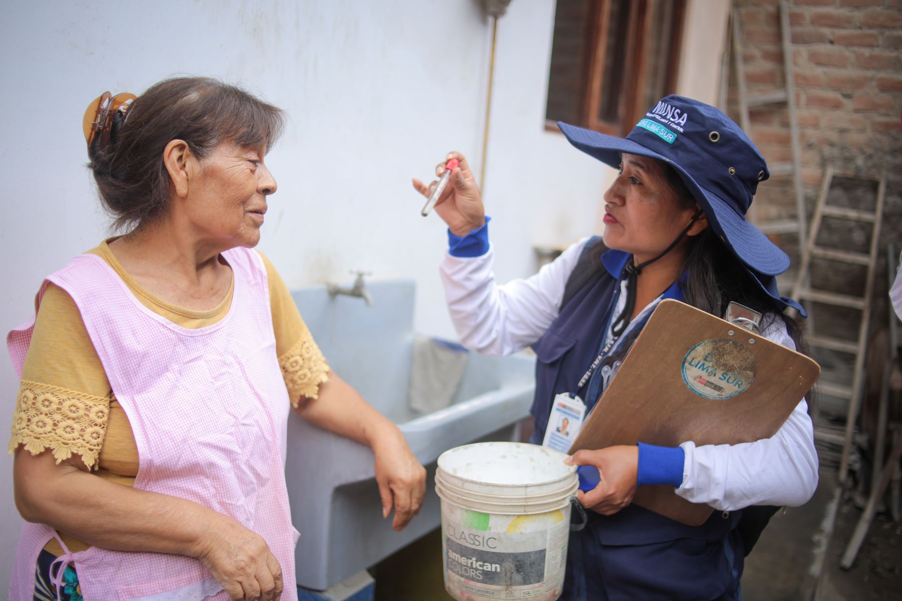 Durante las visitas domiciliarias, las familias aprendieron a identificar recipientes, depósitos y cualquier espacio donde se acumula agua de riego o lluvia, para evitar que se conviertan en criaderos de zancudos.  Foto: ANDINA/Difusión