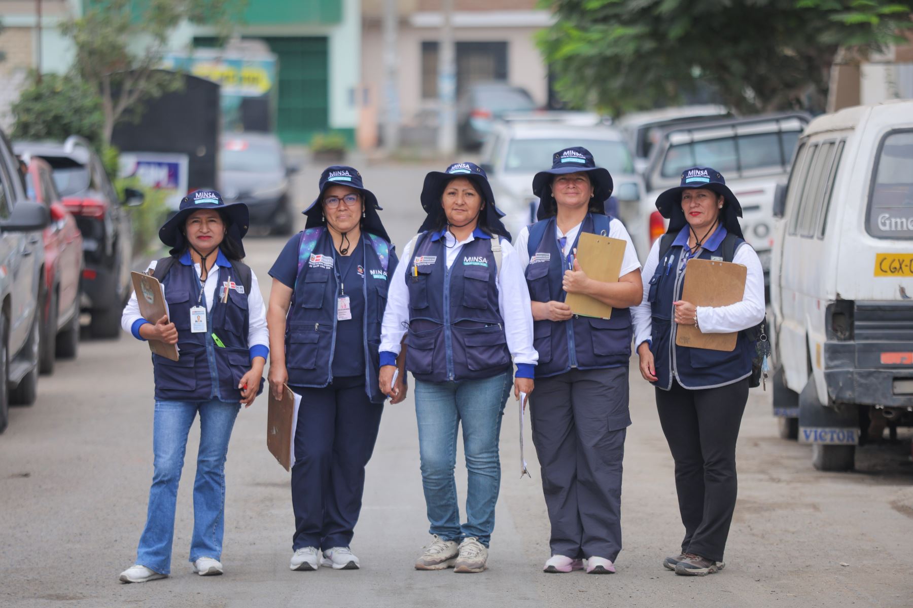 Como parte de la campaña “El Dengue mata, cuida a tu familia”, más de 75 inspectores sanitarios de la Diris Lima Sur del Ministerio de Salud recorrieron viviendas de zonas consideradas de riesgo para identificar y eliminar posibles criaderos del mosquito transmisor del dengue. Foto: ANDINA/Difusión