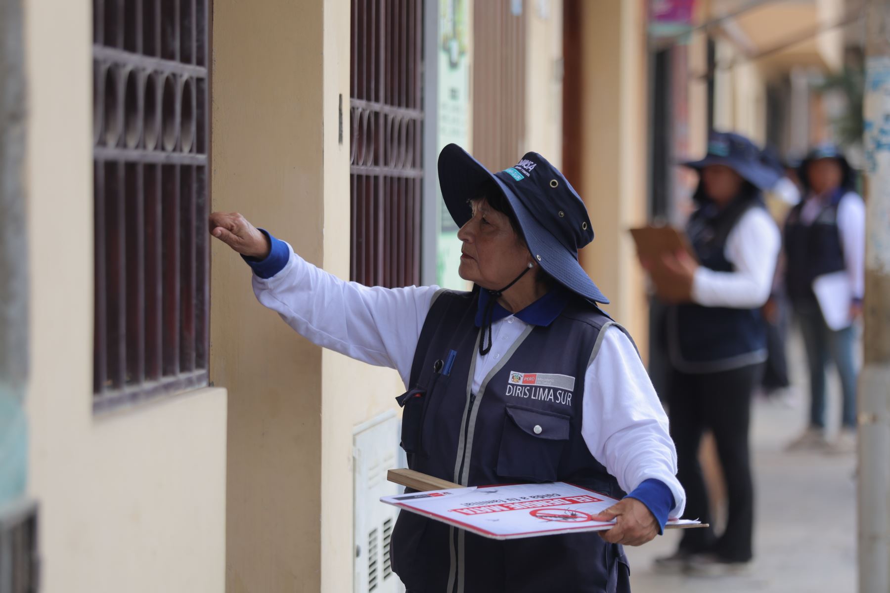 La intervención se realizó casa por casa y permitió conocer de cerca cómo se previene y combate la propagación de esta enfermedad Foto: ANDINA/Difusión