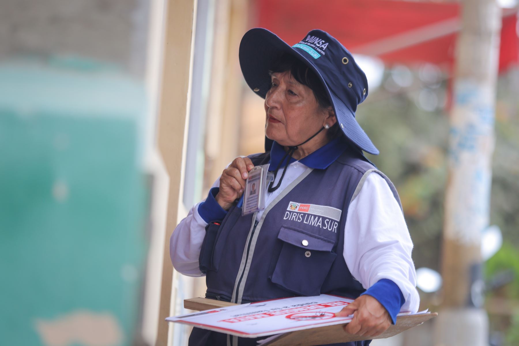 Como parte de la campaña “El Dengue mata, cuida a tu familia”, más de 75 inspectores sanitarios de la Diris Lima Sur del Ministerio de Salud recorrieron viviendas de zonas consideradas de riesgo para identificar y eliminar posibles criaderos del mosquito transmisor del dengue. Foto: ANDINA/Difusión