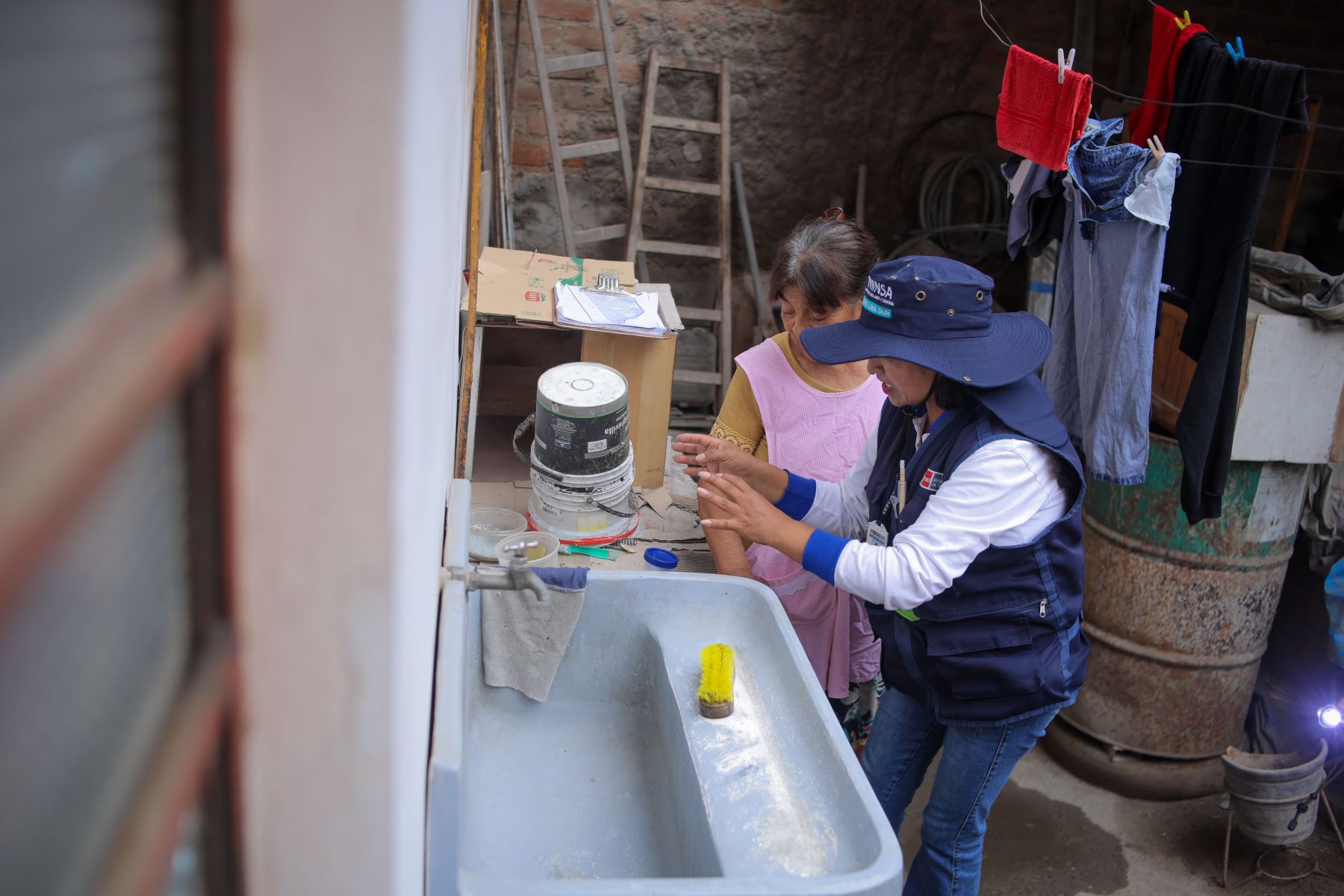 Durante las visitas domiciliarias, las familias aprendieron a identificar recipientes, depósitos y cualquier espacio donde se acumula agua de riego o lluvia, para evitar que se conviertan en criaderos de zancudos.  Foto: ANDINA/Difusión