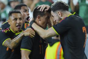 Jairo Vélez (centro) es felicitado por Adrián Ugarriza tras el 1-0 de Perú sobre México. Foto: EFE