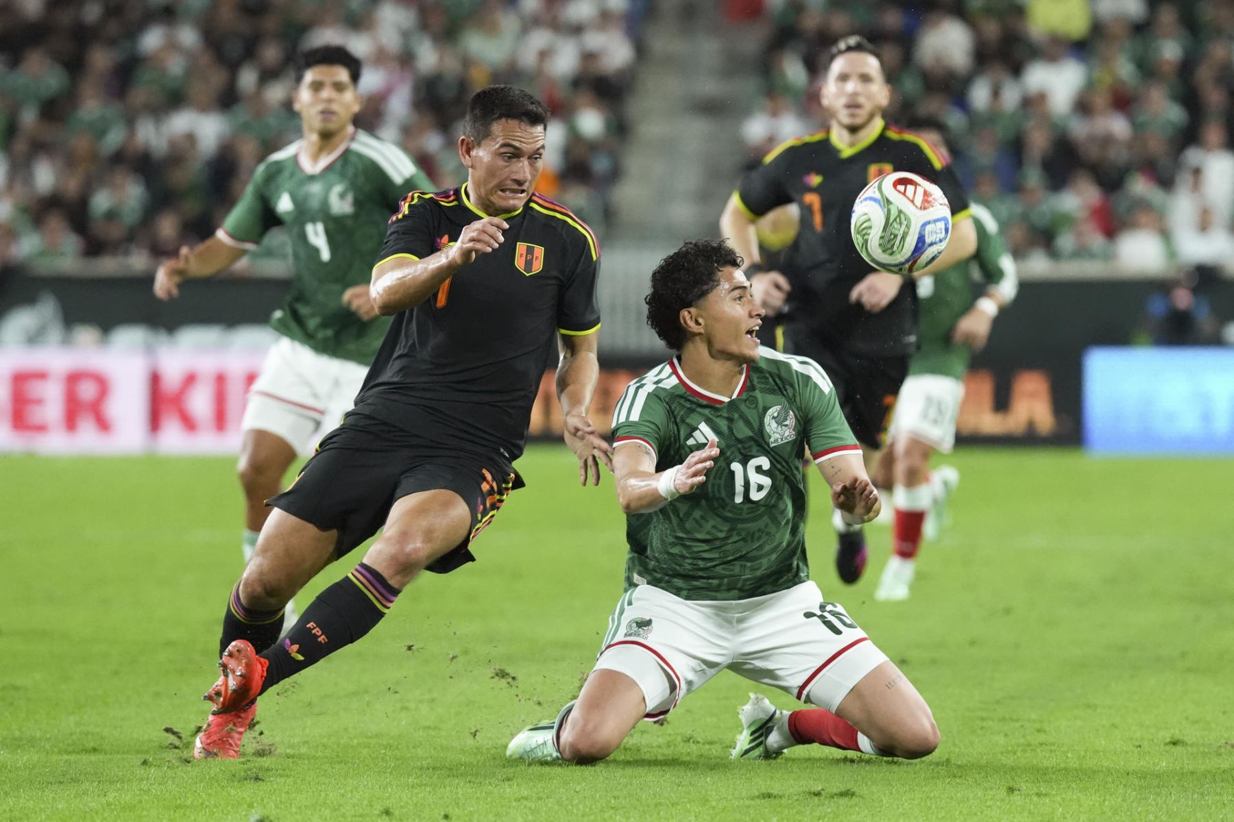 Jeremy Marquez (d) de México disputa un balón con Jairo Velez de Perú este martes, en un partido amistoso entre las selecciones de México y Perú en el Illustrated Stadium en Harrison (Estados Unidos) Foto: EFE