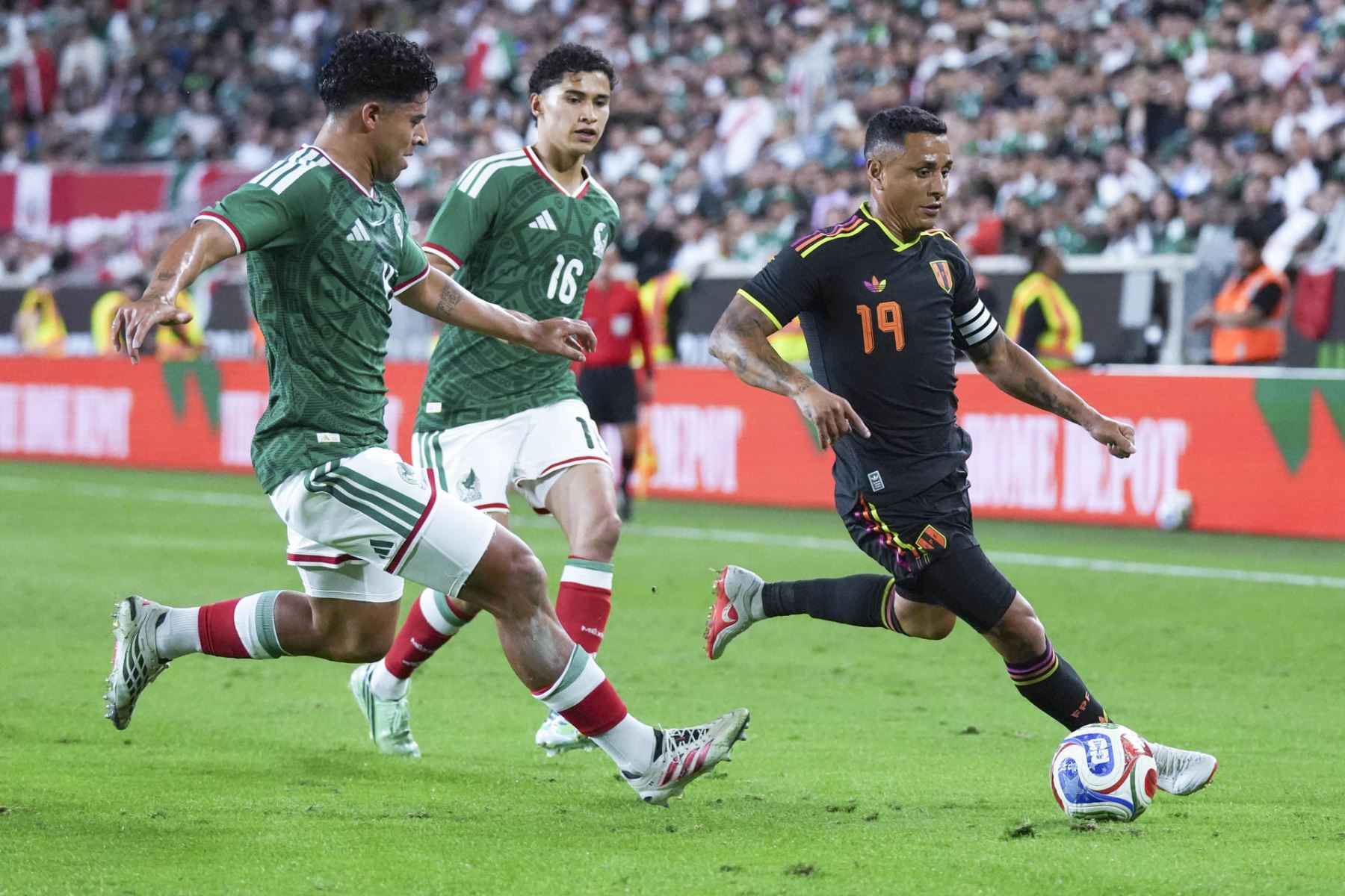 Victor Guzmán (i) de México disputa un balón con Yoshimar Yotún de Perú este martes, en un partido amistoso entre las selecciones de México y Perú en el Illustrated Stadium en Harrison (Estados Unidos). Foto: EFE