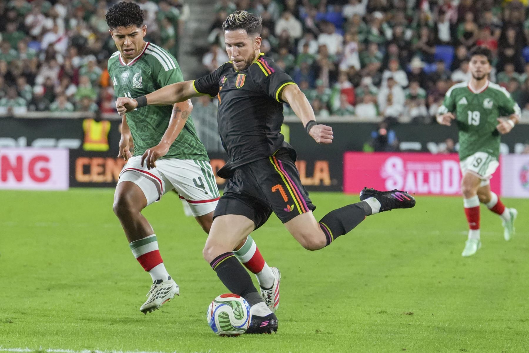 Victor Guzmán (i) de México disputa un balón con Adrián Ugarriza de Perú este martes, en un partido amistoso entre las selecciones de México y Perú en el Illustrated Stadium en Harrison (Estados Unidos). Foto: EFE