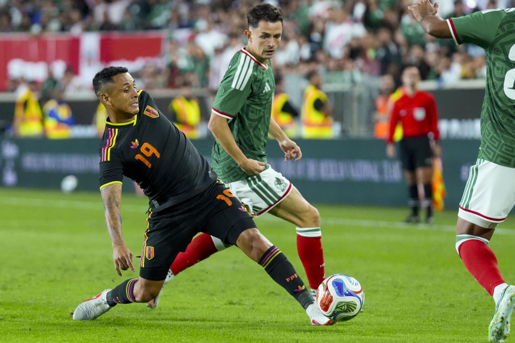 Obed Vargas (d) de México disputa un balón con Yoshimar Yotún de Perú este martes, en un partido amistoso entre las selecciones de México y Perú en el Illustrated Stadium en Harrison (Estados Unidos). Foto: EFE