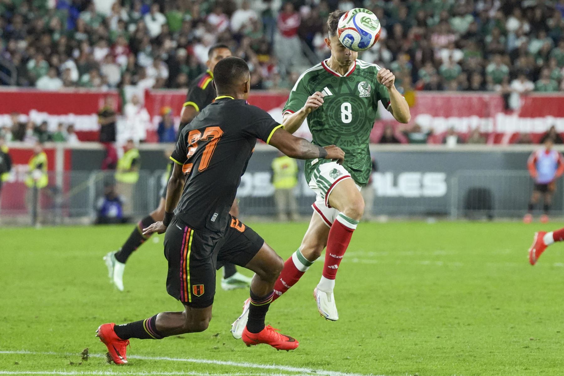 Álvaro Fidalgo (d) de México disputa un balón con Jhonny Vidales de Perú este martes, en un partido amistoso entre las selecciones de México y Perú en el Illustrated Stadium en Harrison (Estados Unidos). Foto: EFE