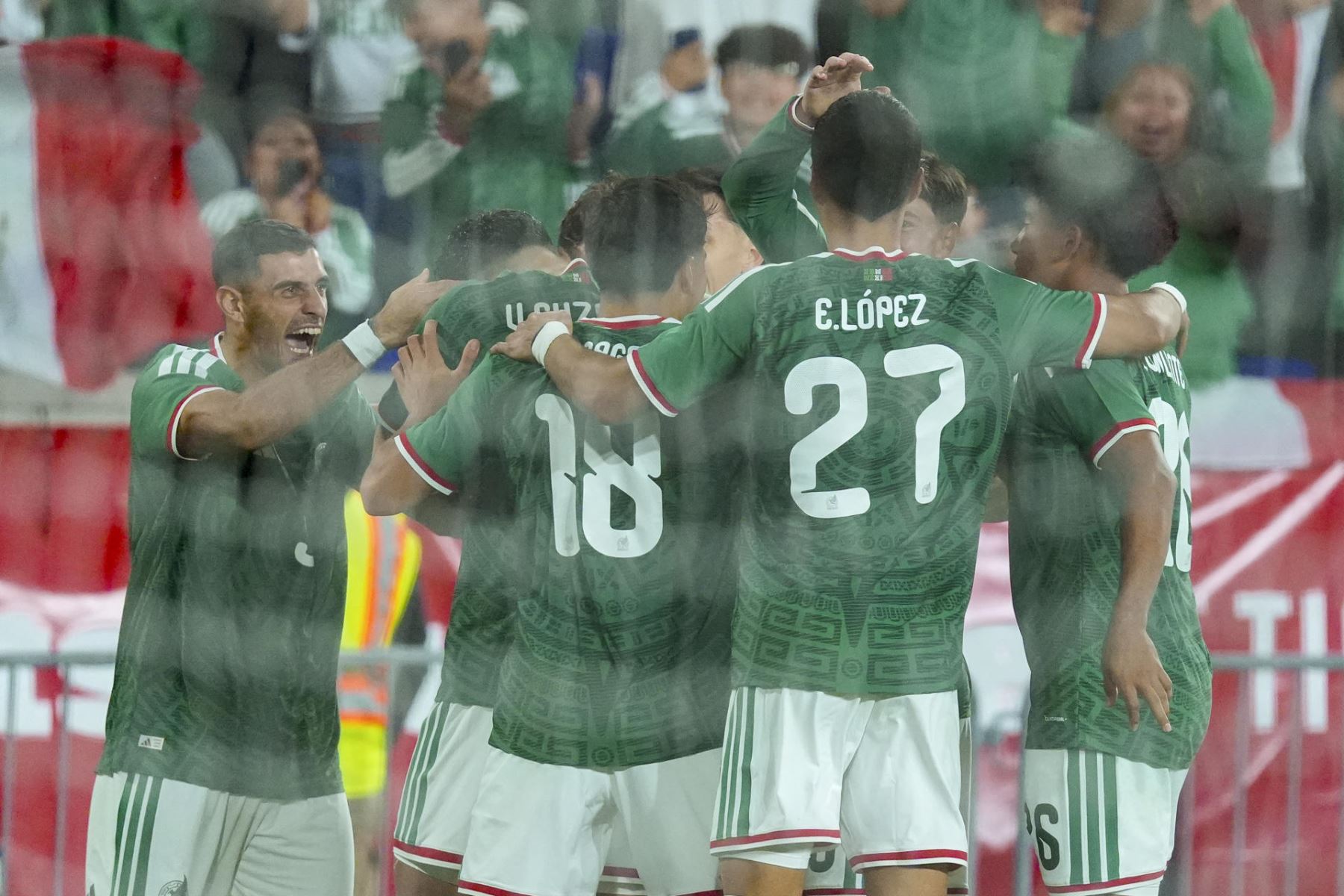 Jugadores de México celebran un gol este martes, en un partido amistoso entre las selecciones de México y Perú en el Illustrated Stadium en Harrison (Estados Unidos). Foto: EFE
