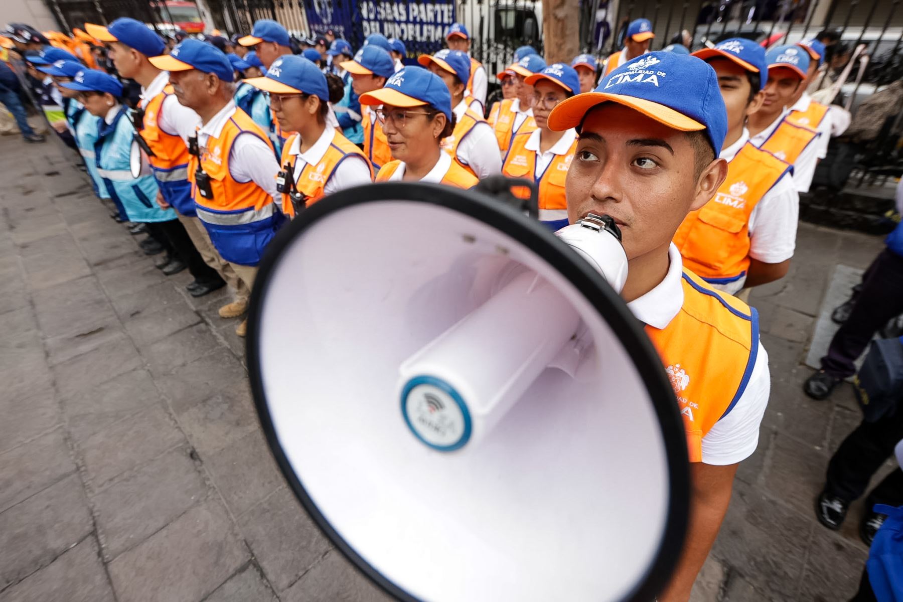 Personal municipal fue presentado como parte del operativo que brindó orientación y apoyo a los ciudadanos durante el desarrollo de las procesiones. Foto: ANDINA/Luis Iparraguirre.