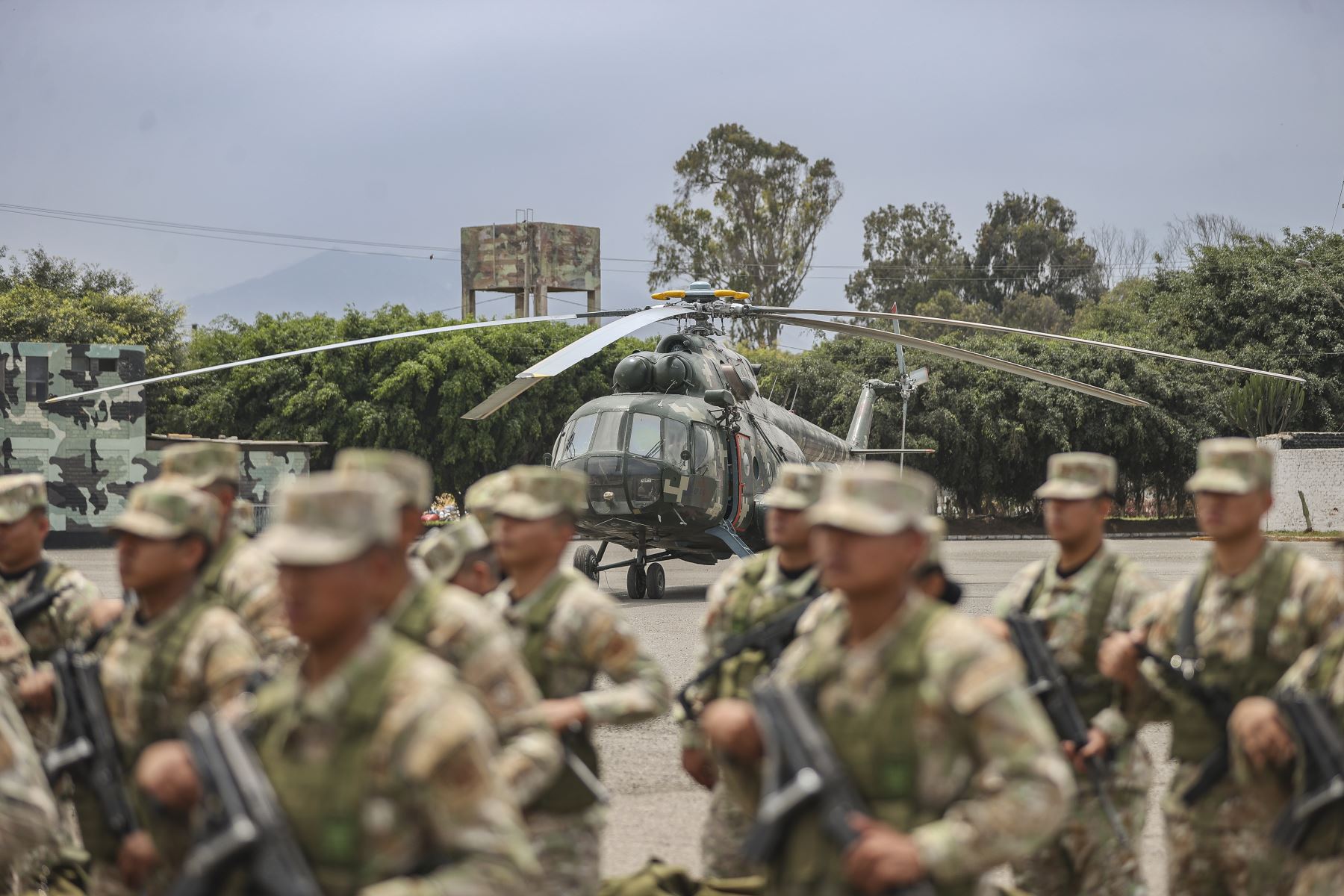 Las Fuerzas Armadas despliegan personal y unidades de transporte por aire, mar y tierra para resguardar los locales de votación y contribuir al normal desarrollo de las Elecciones Regionales y Municipales 2026.
Foto: ANDINA/Andrés Valle