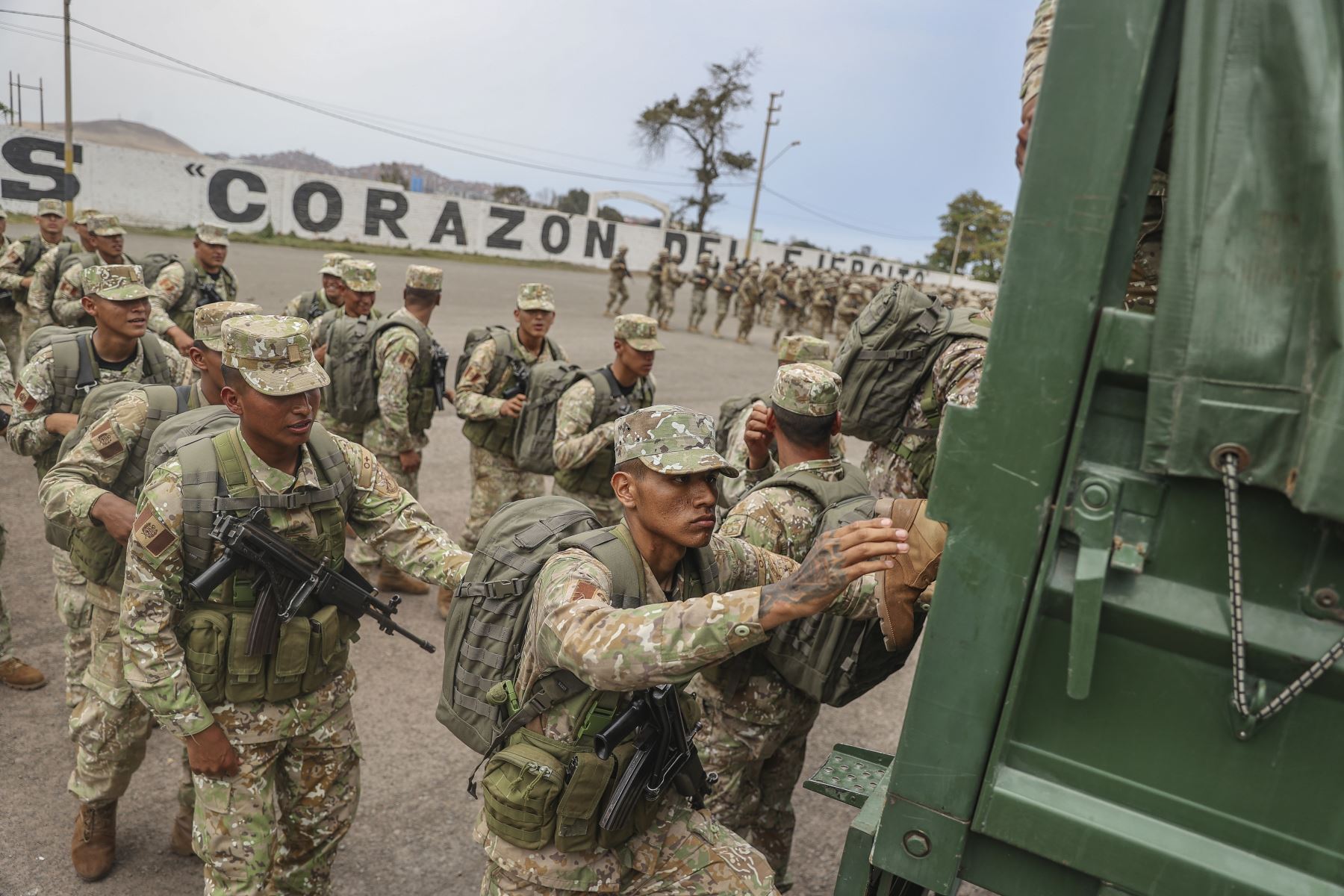 Las Fuerzas Armadas despliegan personal y unidades de transporte por aire, mar y tierra para resguardar los locales de votación y contribuir al normal desarrollo de las Elecciones Regionales y Municipales 2026.
Foto: ANDINA/Andrés Valle