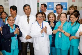 Dra Zulema Tomas, presidenta ejecutiva de EsSalud, supervisó desembalse quirúrgico en hospital de emergencias Grau. Fotos: ANDINA/ Luis Iparraguirre