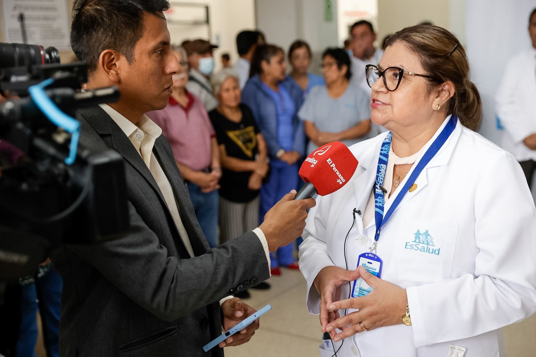 EsSalud informó en el Hospital Grau sobre la ampliación de horarios nocturnos para cirugías, medida que incluyó el desembalse oftalmológico en dicho establecimiento. La presidenta ejecutiva de EsSalud, Dra. Zulema Tomas, brindó una entrevista sobre el tema. Foto: ANDINA/Luis Iparraguirre.