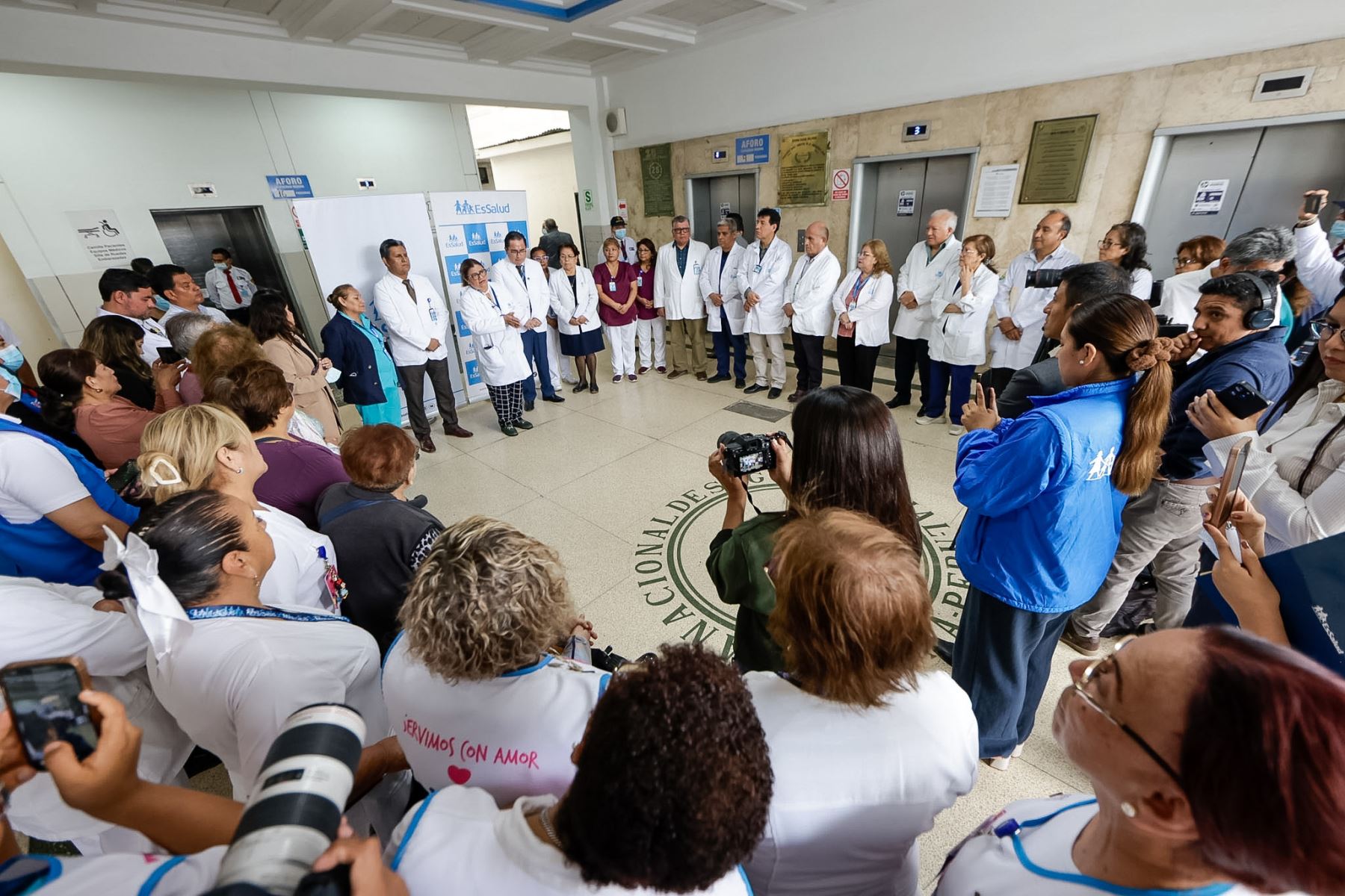 EsSalud informó en el Hospital Grau sobre la ampliación de horarios nocturnos para cirugías, medida que incluyó el desembalse oftalmológico en dicho establecimiento. La presidenta ejecutiva de EsSalud, Dra. Zulema Tomas, brindó una entrevista sobre el tema. Foto: ANDINA/Luis Iparraguirre.