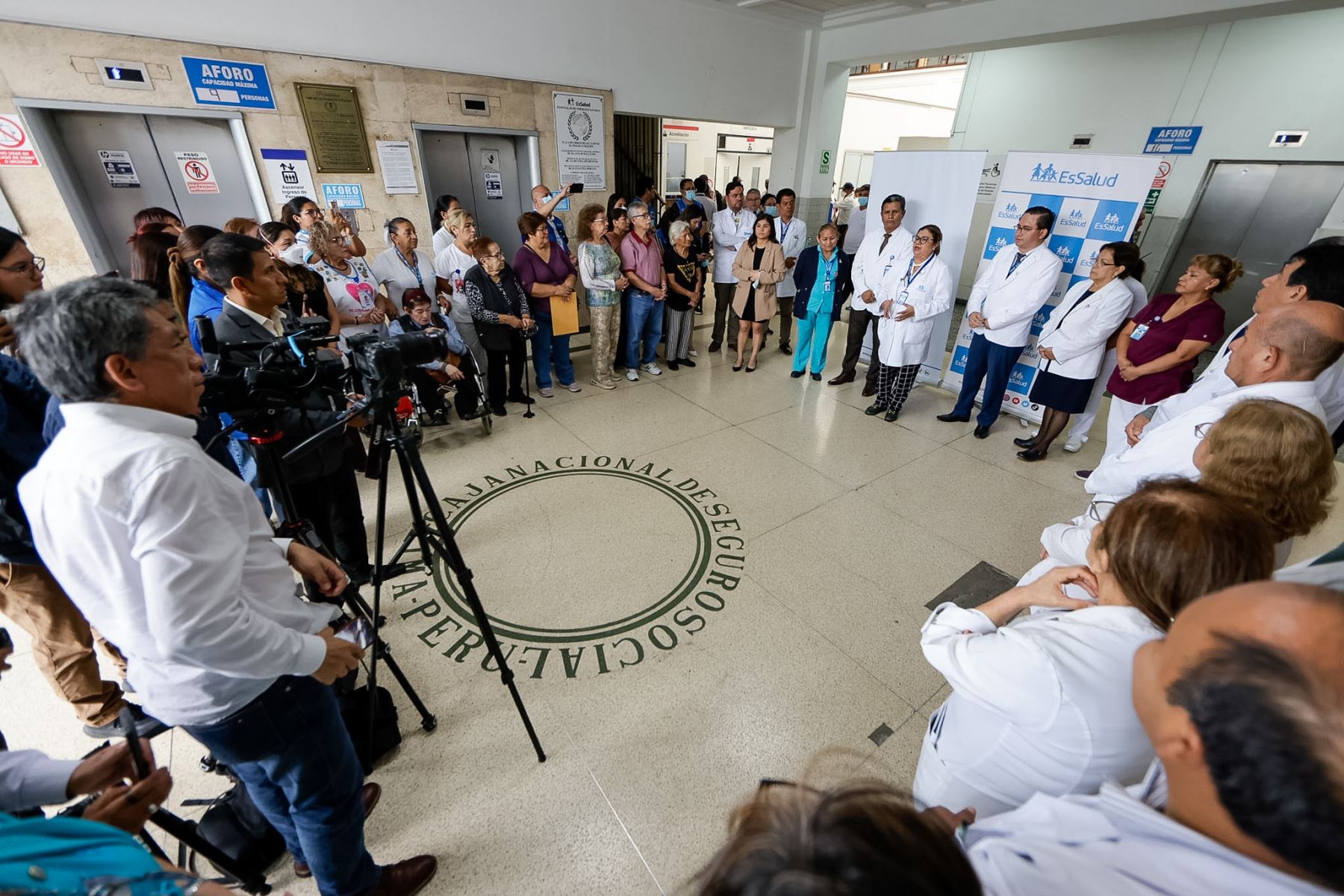 EsSalud informó en el Hospital Grau sobre la ampliación de horarios nocturnos para cirugías, medida que incluyó el desembalse oftalmológico en dicho establecimiento. La presidenta ejecutiva de EsSalud, Dra. Zulema Tomas, brindó una entrevista sobre el tema. Foto: ANDINA/Luis Iparraguirre.