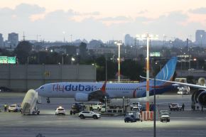 Un avión de Flydubai, que transportaba pasajeros desde Tabuk (Arabia Saudí), permanece en la pista tras aterrizar en el aeropuerto internacional Ben Gurion, cerca de Tel Aviv (Israel), el 30 de setiembre de 2026.