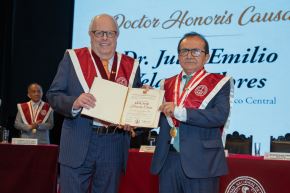 La Universidad Nacional de Ingeniería (UNI) entregó el grado de Doctor Honoris Causa al presidente Julio Velarde Flores por su destacada trayectoria al frente del ente emisor. ANDINA/Difusión