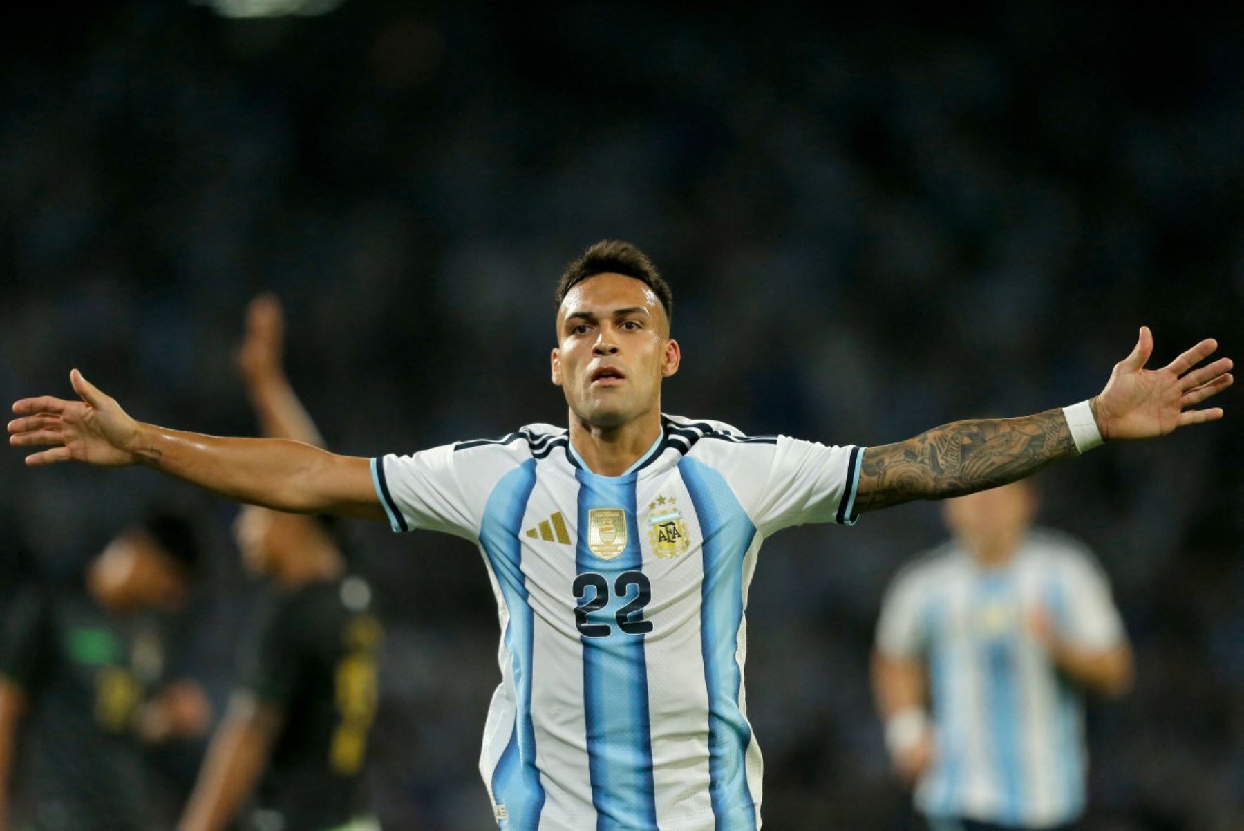 Lautaro Martínez, delantero número 22 de Argentina, celebra tras marcar el primer gol de su equipo durante el partido amistoso internacional de fútbol entre Argentina y Bolivia en el Estadio Mario Alberto Kempes, en Córdoba, Argentina, Foto: AFP