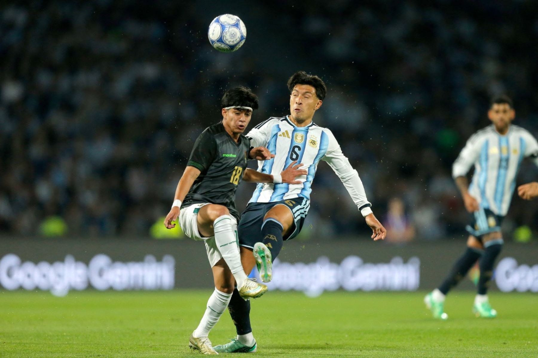 El centrocampista boliviano n.º 18 Jesús Maraude y el defensor argentino n.º 06 Lisandro Martínez luchan por el balón durante el partido amistoso internacional de fútbol entre Argentina y Bolivia en el Estadio Mario Alberto Kempes, en Córdoba, Argentina, Foto: AFP