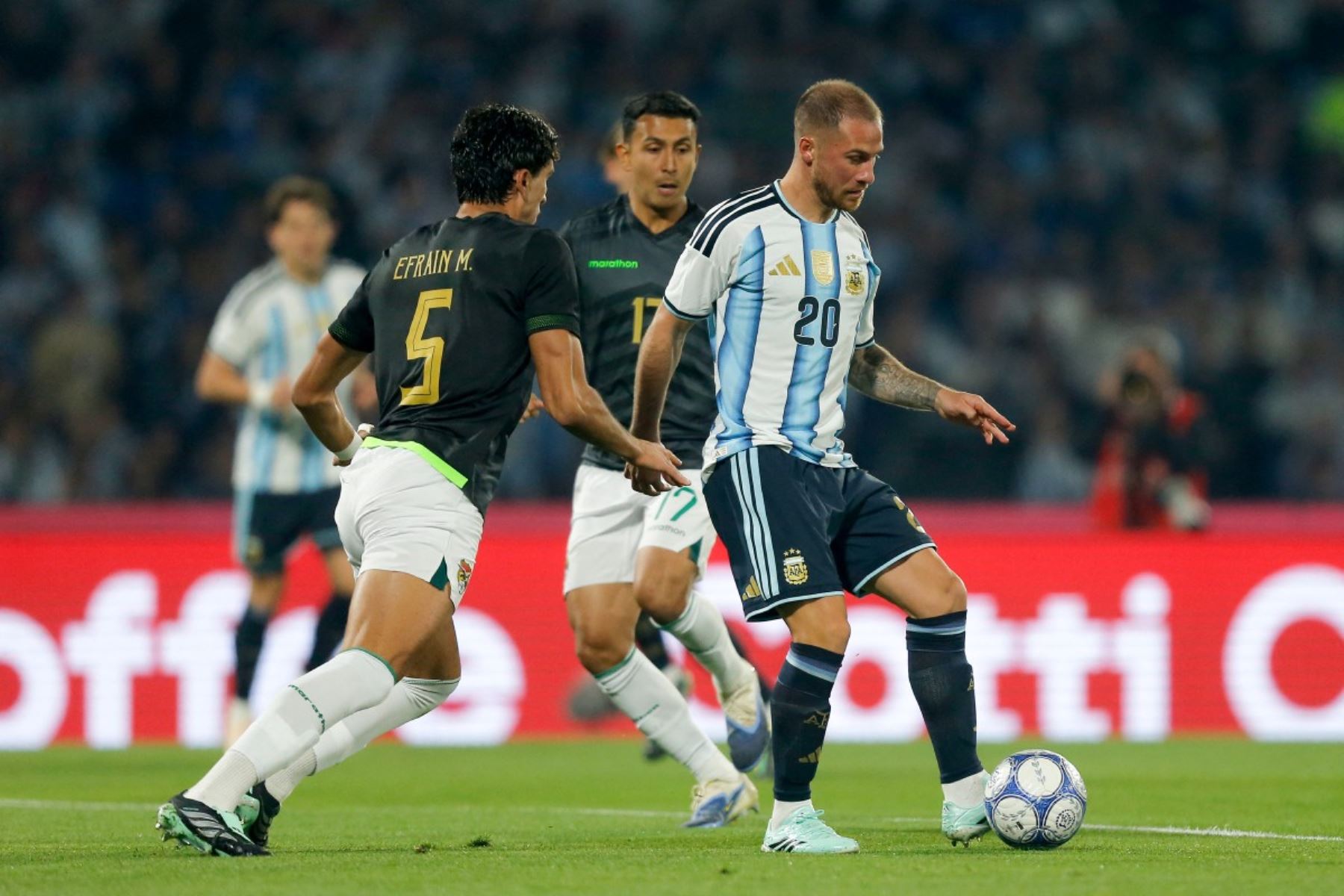 El centrocampista argentino nº 20 Alexis Mac Allister pasa el balón ante el defensor boliviano nº 05 Efrain Morales durante el partido amistoso internacional de fútbol entre Argentina y Bolivia en el Estadio Mario Alberto Kempes de Córdoba, Argentina Foto: AFP