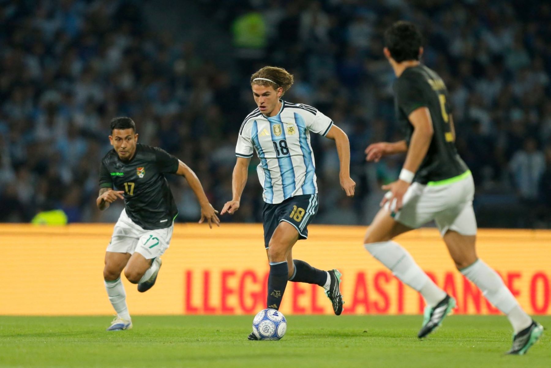 El centrocampista argentino nº 18 Nico Paz controla el balón durante el partido amistoso internacional de fútbol entre Argentina y Bolivia en el Estadio Mario Alberto Kempes de Córdoba, Argentina, Foto: AFP