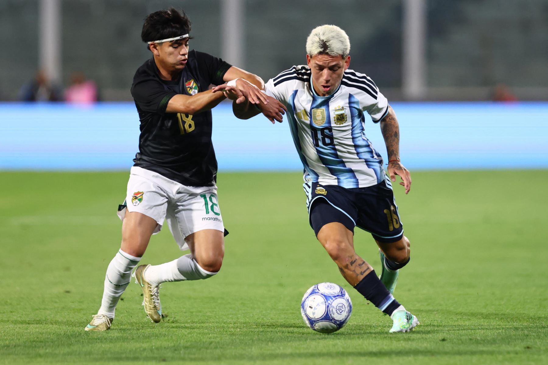 Gianluca Prestianni (d) de Argentina disputa el balón con Jesús Maraude de Bolivia este miércoles, en un partido amistoso entre las selecciones de Argentina y Bolivia, en el estadio Mario Alberto Kempes en Córdoba (Argentina). Foto: EFE