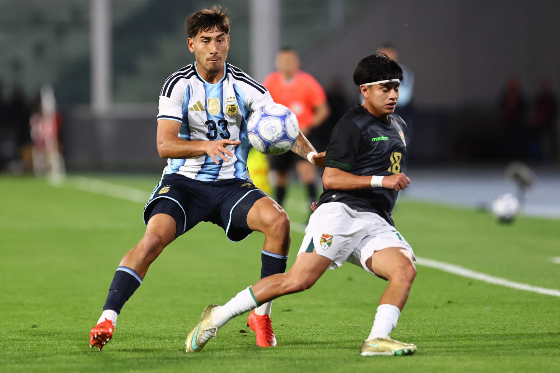 Román Vega (i) de Argentina disputa el balón con Jesús Maraude de Bolivia este miércoles, en un partido amistoso entre las selecciones de Argentina y Bolivia, en el estadio Mario Alberto Kempes en Córdoba (Argentina). Foto: EFE