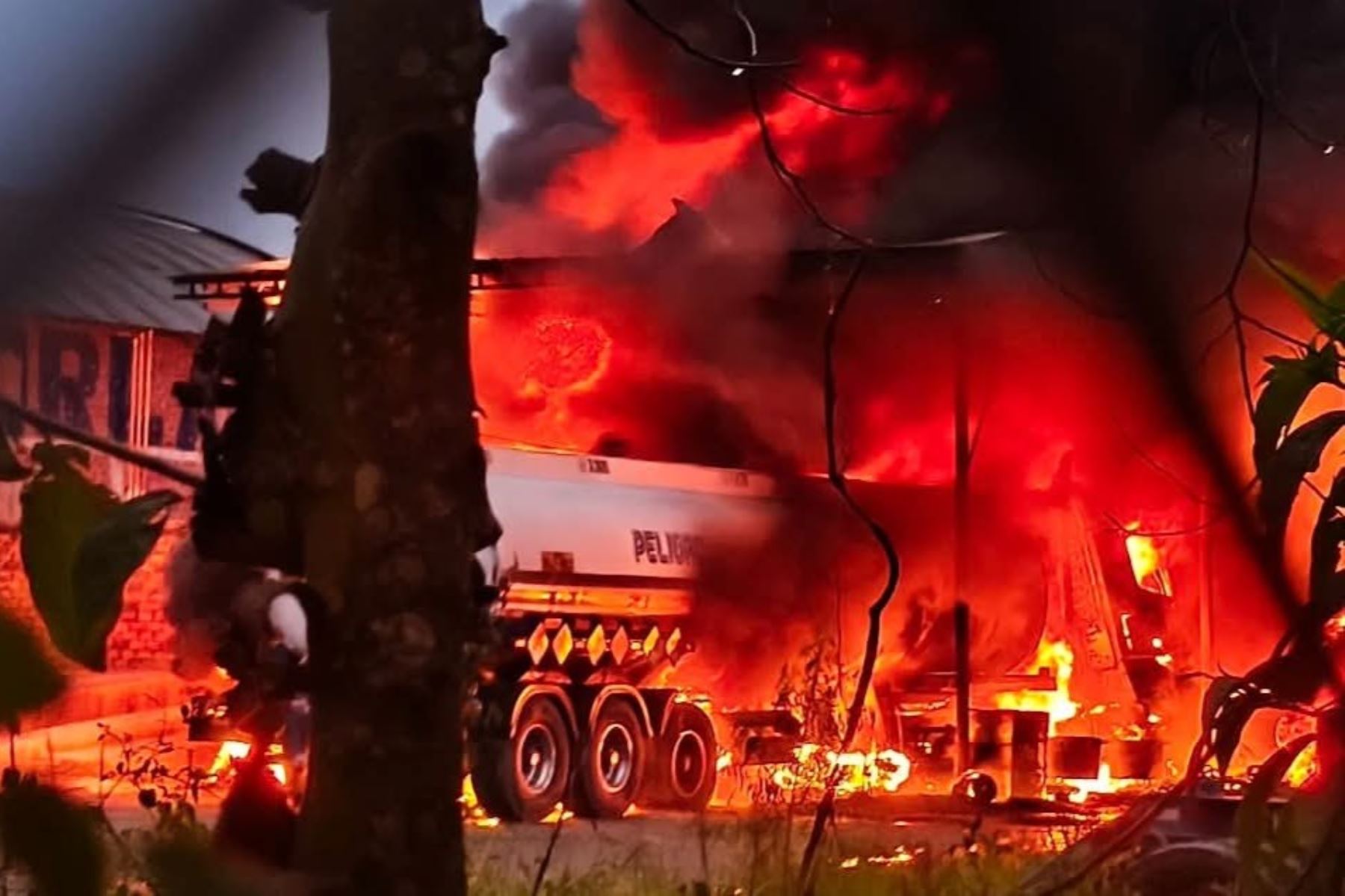 San Martín: bomberos controlan incendio de dos camiones cisterna de diésel en Rioja