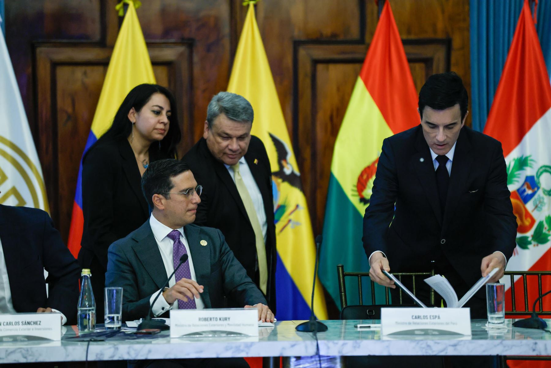 El canciller de Ecuador, Roberto Kuri (i), junto al canciller de Perú, Carlos Espá (d), participan en el traspaso por parte de Ecuador de la presidencia pro tempore de la Comunidad Andina para el periodo 2026-2027 a Perú, este miércoles en Quito (Ecuador). Foto: EFE