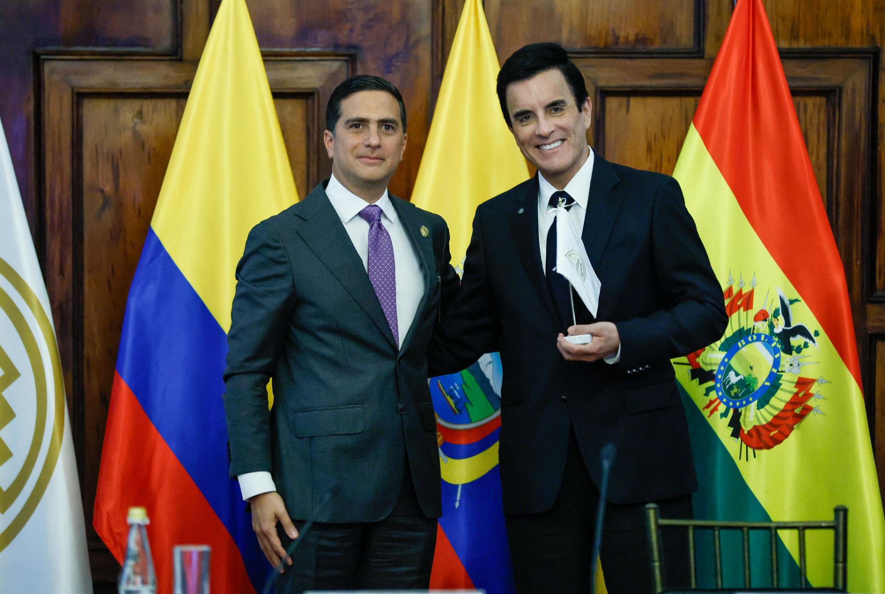 El canciller de Ecuador, Roberto Kuri (i), realiza el traspaso de la presidencia pro tempore de la Comunidad Andina para el periodo 2026-2027 al canciller de Perú, Carlos Espá, este miércoles en Quito (Ecuador). Foto: EFE
