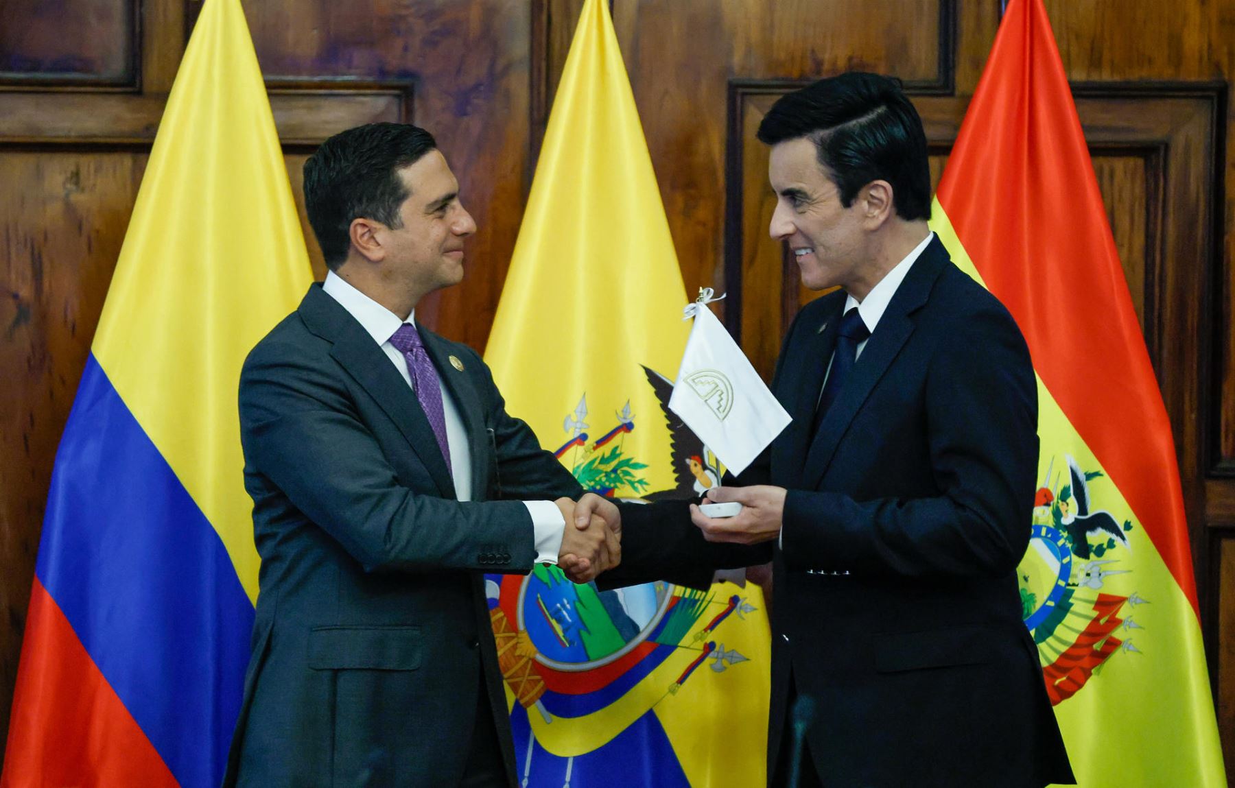 El canciller de Ecuador, Roberto Kuri (i), realiza el traspaso de la presidencia pro tempore de la Comunidad Andina para el periodo 2026-2027 al canciller de Perú, Carlos Espá, este miércoles en Quito (Ecuador). Foto: EFE
